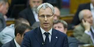 Segélyplafon bevezetésén gondolkodik a kormány