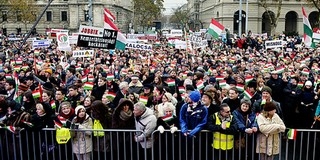 Több ezren vettek részt a Kossuth téri, Jobbik-ellenes tüntetésen