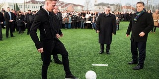 Műfüves futballpályát adott át Orbán Nyírlugoson