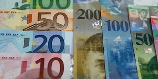 Az euró 298, a svájci frank 242 felett szerda reggel