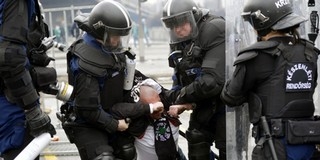 200 fős rendőrsorfalra támadtak az újpesti szurkolók - nyert a Fradi