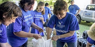 Takarítószereket osztott Lévai Anikó, Orbán neje Dunaszekcsőn