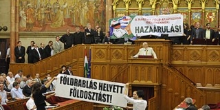 Elfogadták a földtörvényt - Ángyán kilépett a Fidesz-frakcióból