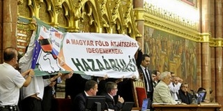 Megvonták negyven jobbikos képviselő tiszteletdíját