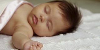 A hanyatt fekve alvó babák felének ellaposodik a tarkója