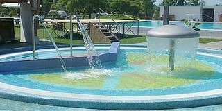 Kristálytiszta karsztvizes medencékkel várja a csobbanni vágyókat a beremendi strand