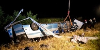 Felborult egy svájci busz az M1-esen – 14-en sérültek meg