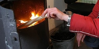 A fával vagy szénnel fűtők számára is csökkenhet a rezsi