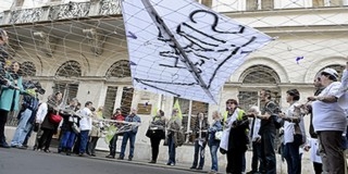 Szociális dolgozók demonstráltak bérfejlesztésért az EMMI előtt