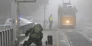 Bombához hasonló tárggyal várta a villamost Budapesten