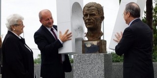 Leleplezték Puskás Öcsi szobrát a Real Madrid sportcentrumában Leleplezték Puskás Öcsi szobrát a Real Madrid sportcentrumában