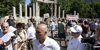 Civilek és politikusok tiltakoztak a Szabadság téri emlékmű ellen