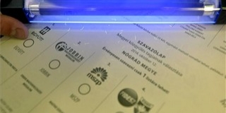 Szigorú biztonsági intézkedések mellett nyomják a szavazólapokat