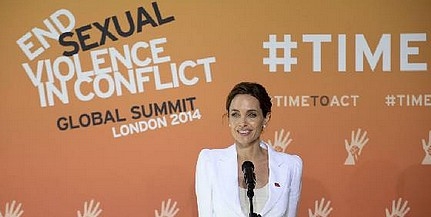 Angelina Jolie-t kitüntette II. Erzsébet királynő