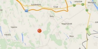 Árokba borult egy személyautó Pócsa és Borjád között