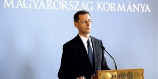 Varga Mihály szerint nem lesznek új adók és elbocsátások