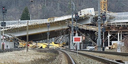 Leszakadt egy híd Ausztriában, 800 tonna beton hullott a sínekre