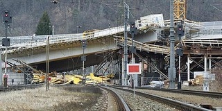 Leszakadt egy híd Ausztriában, 800 tonna beton hullott a sínekre