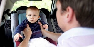 Ez az ülés megakadályozza, hogy az autóban felejtsék a gyereket