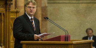 Fizikai és jogi lépésekkel is védenék a határt