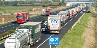 Mindenkit megállítanak az osztrákok a határon