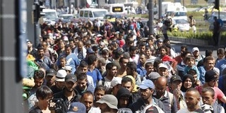 Több száz migráns elindult a Keleti pályaudvarról