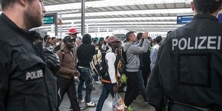 Szűkében vannak a szállásnak, ezért sátrakat állítanak fel a migránsoknak Münchenben