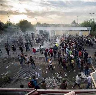Tíz éve ostromolták meg a migránsok a magyar határt Röszkénél