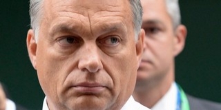 Orbán: meg kell fontolnunk, hogy átengedjük a migránsokat