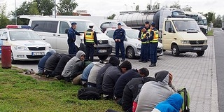 Kétszázzal hajtott: balesetet okozott az embercsempész