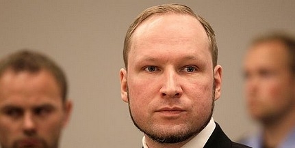 Embertelen bánásmódra hivatkozva perel Breivik