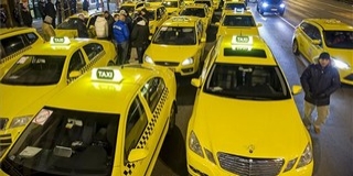 Az Uber ellen tiltakoznak a taxisok Budapesten