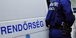 Túszul ejtett egy telefonszerelőt egy hatvanéves asszony