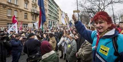 Orbán Viktor évértékelője alatt tüntetett az Együtt