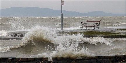 Balatonfenyvesnél kiöntött a Balaton pénteken