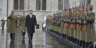 Felvonták a nemzeti lobogót az Országház előtt