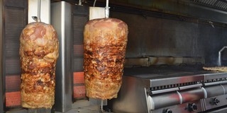 Több mint fél tonna igazolatlan eredetű gyros húst találtak