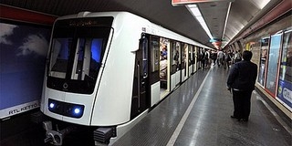 Gyalog indult el a metrósínek között egy ír férfi Pesten