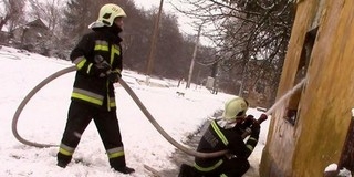 Hatan szenvedtek füstmérgezést egy családi házban