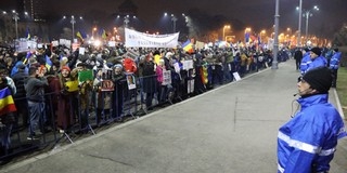 Meghátrált a román kormány a hatalmas tüntetések miatt