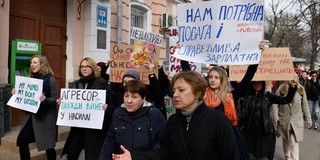 Kefirrel és fertőtlenítővel öntötték le a feministákat Kefirrel és fertőtlenítővel öntötték le a feministákat