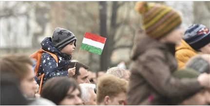 Felvonták a nemzeti lobogót az Országház előtt