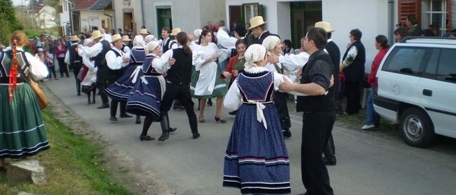 Emmausz-járás: a bólyiak mellett szerte Baranyában benépesülnek a pincék hétfőn Emmausz-járás: a bólyiak mellett szerte Baranyában benépesülnek a pincék hétfőn