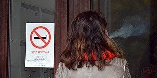 Csökkent a dohányosok száma a fiatalok körében is