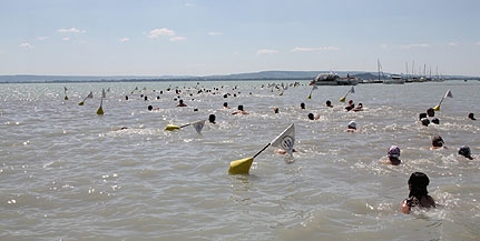 Elhalasztják a szombati Balaton-átúszást