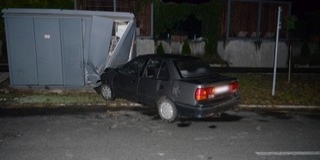 Egy autó megcsúszott, hárman súlyosan megsérültek benne