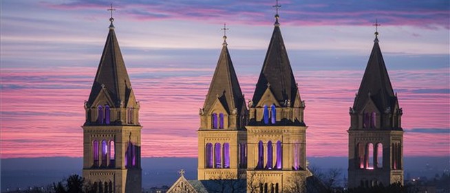 Karácsony felé: A kis Jézuska itt van a közelben, Legyünk hát jobbak, s higgyünk rendületlen